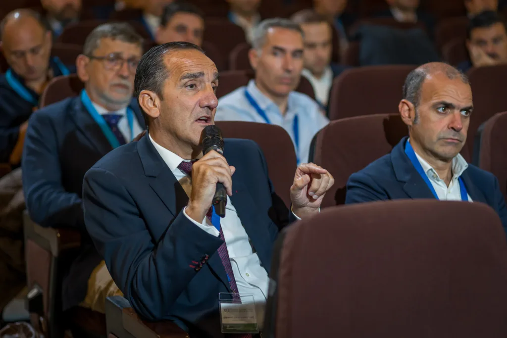 Miembro del público haciendo una pregunta durante el XII Congreso de Agacose en Santiago de Compostela, celebrado en el Hotel Monumento San Francisco. Ejemplo de fotografía de eventos empresariales en Santiago de Compostela.