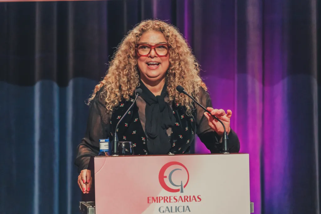 Mar Ferrero Cuesta, vicepresidenta y tesorera de Empresarias Galicia, en el atril durante el VIII Congreso Empresarial. Habla ante los asistentes en el teatro Afundación de Vigo.
