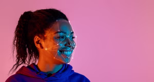 Mujer con líneas proyectadas en su rostro, representando la tecnología Find My Face para eventos personalizados