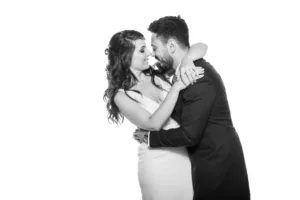 Pareja de novios en la Estación de Retratos disfrutando de una sesión fotográfica elegante y personalizada en su boda en Galicia.