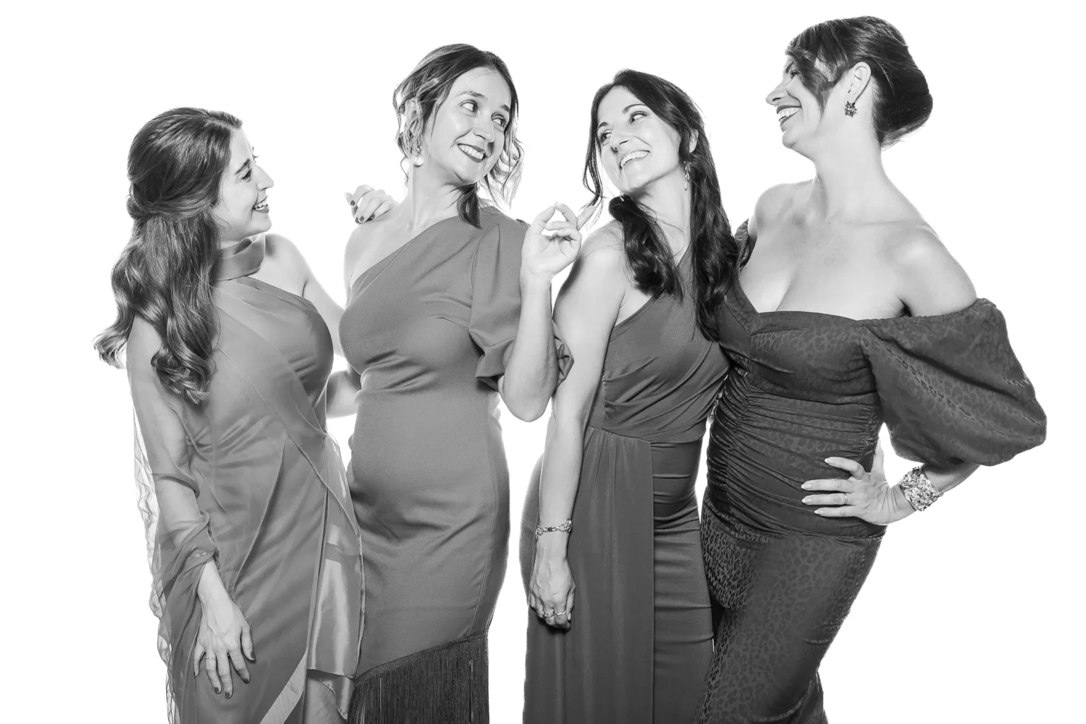 Personalizar experiencia fotográfica boda: retrato elegante de grupo de invitadas posando sobre fondo blanco retroiluminado, con iluminación suave y natural en la Estación de Retratos.