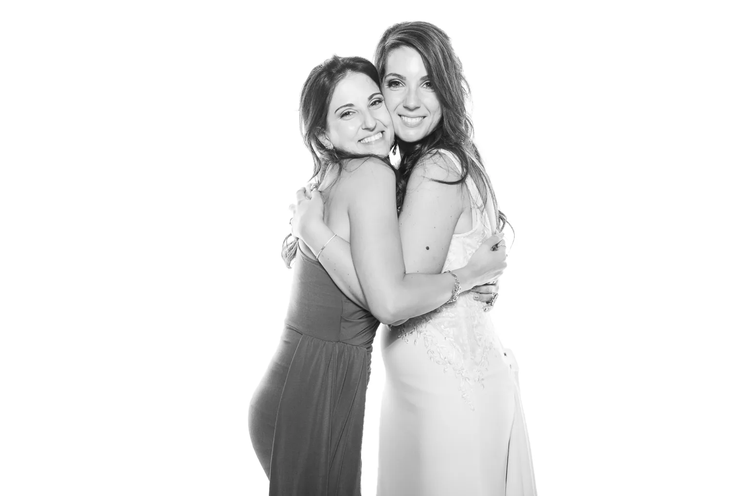 Novia con su mejor amiga en una boda en Galicia, posando en la Estación de Retratos, capturando un momento emotivo con un estilo elegante y atemporal.