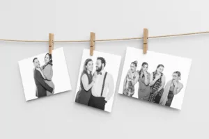 Retratos impresos en blanco y negro de la estación de retratos en bodas entregados a invitados.