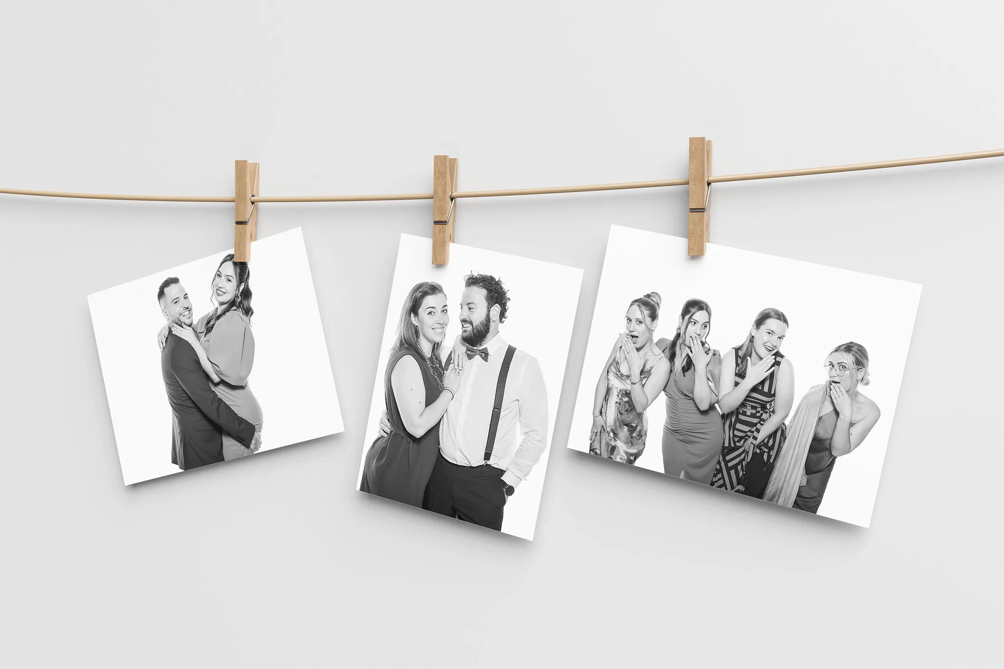 Retratos impresos en blanco y negro de la estación de retratos en bodas entregados a invitados.