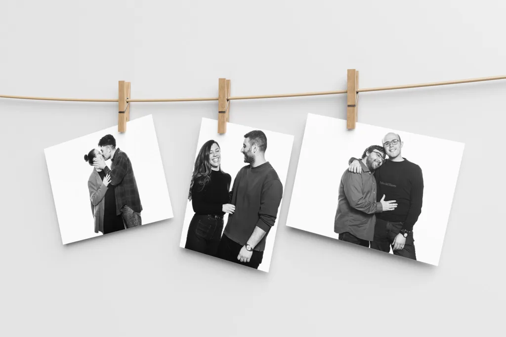 Fotomatón para bodas en Galicia ventajas y desventajas: fotos de invitados impresas en tamaño 15x20 cm colgadas con pinzas, destacando la calidad premium y personalización para eventos elegantes.