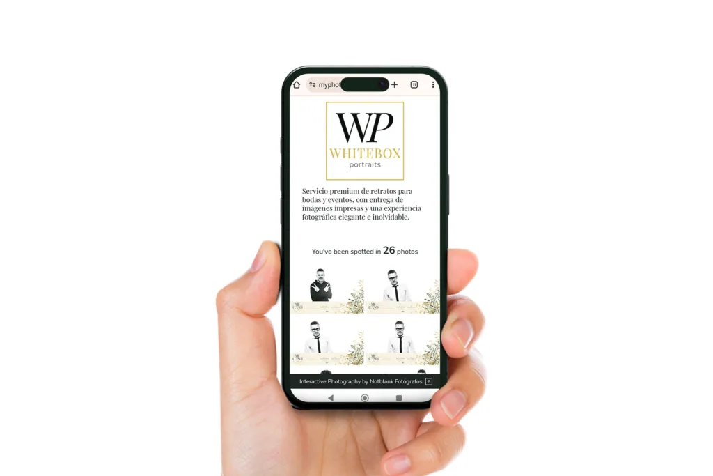 Un iPhone sostenido por una mano muestra la pantalla con la galería personal de un invitado en un evento, gracias al servicio Find My Face de Whitebox Portraits. Privacidad garantizada: solo aparecen imágenes en las que está la persona.