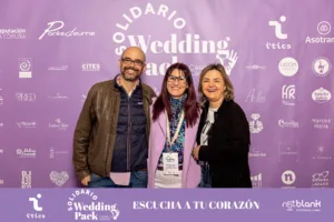 Cómo un photocall interactivo ayudó a difundir el mensaje solidario de ASOTRAME. En la foto, Rosa Echevarría, fundadora y presidenta, y Sergio Viñas, fundador y tesorero del Wedding Pack Solidario, junto al banner del evento solidario.
