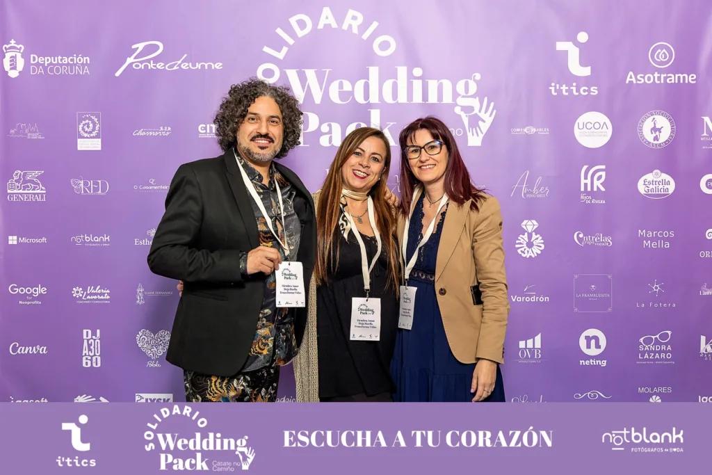 Dani Ríos, María de Eventos y Sentimientos, y Rosa Echevarría posando en el photocall del Wedding Pack Solidario – Cásate no Camiño, con el banner del evento y el lema "Escucha tu corazón".
