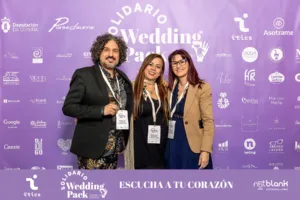 Dani Ríos, María de Eventos y Sentimientos, y Rosa Echevarría posando en el photocall del Wedding Pack Solidario – Cásate no Camiño, con el banner del evento y el lema "Escucha tu corazón".