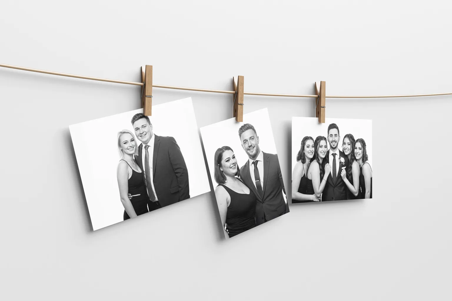 Retratos en blanco y negro de invitados posando con estilo y elegancia en una boda, mostrando naturalidad y sofisticación.