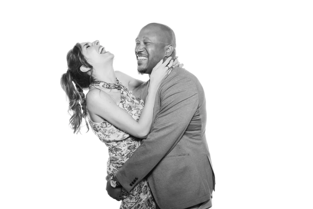 Retrato espontáneo de una pareja invitada a una boda, captado con fotografía personalizada