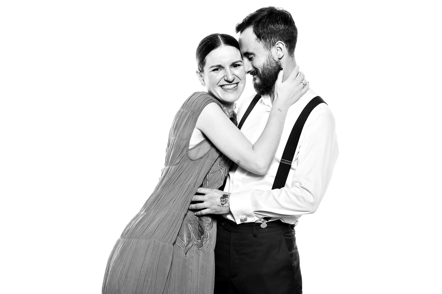 Invitados de boda elegantes posando para un retrato de autor de Whitebox Portraits.