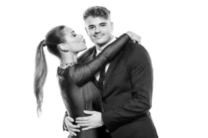 Invitados en una boda posando en la Estación de Retratos de Whitebox Portraits con fondo blanco retroiluminado. Este tipo de fotos de boda son las que emocionan años después