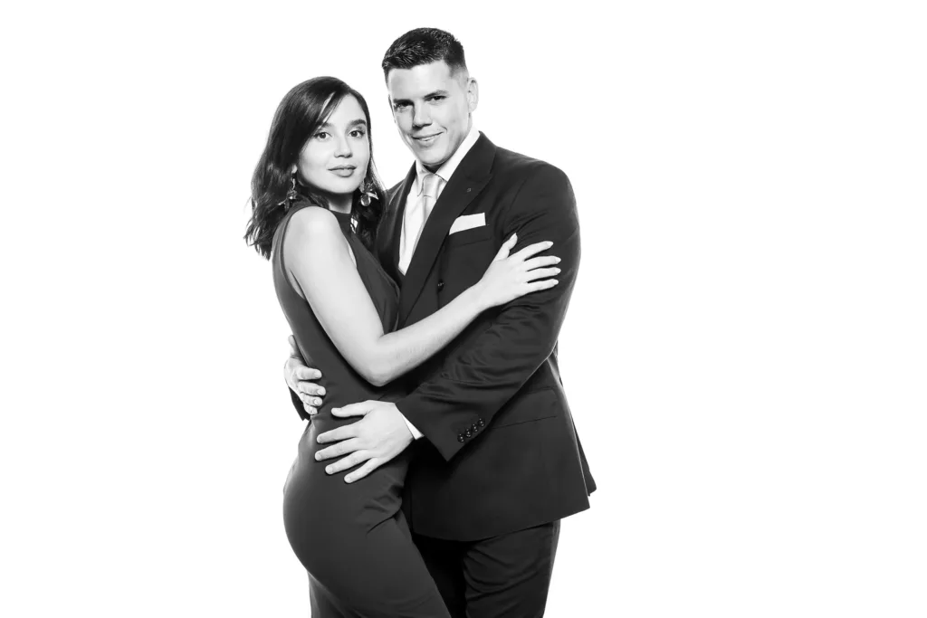 Retratos con estilo de invitados relajados y elegantes en la Estación de Retratos