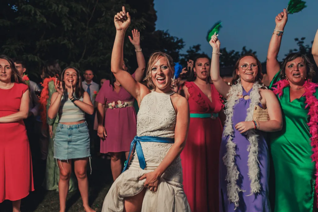Novia disfrutando de un momento de baile genuino en su boda en Galicia, capturada con energía y emoción, reflejando la espontaneidad del día.