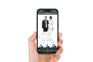 Teléfono de una invitada recibe sus fotos al instante gracias a la fotografía interactiva para bodas en Galicia.