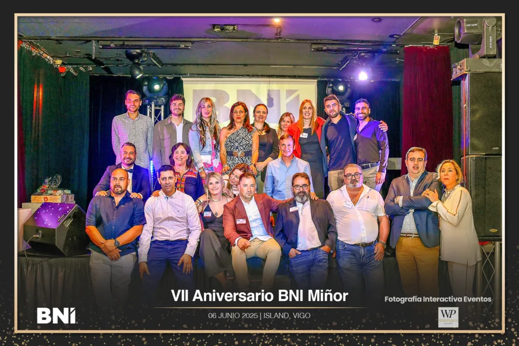 Foto de grupo de los miembros del grupo de BNI, BNI Miñor en el evento de su VII Aniversario celebrado en el Island Club de Vigo