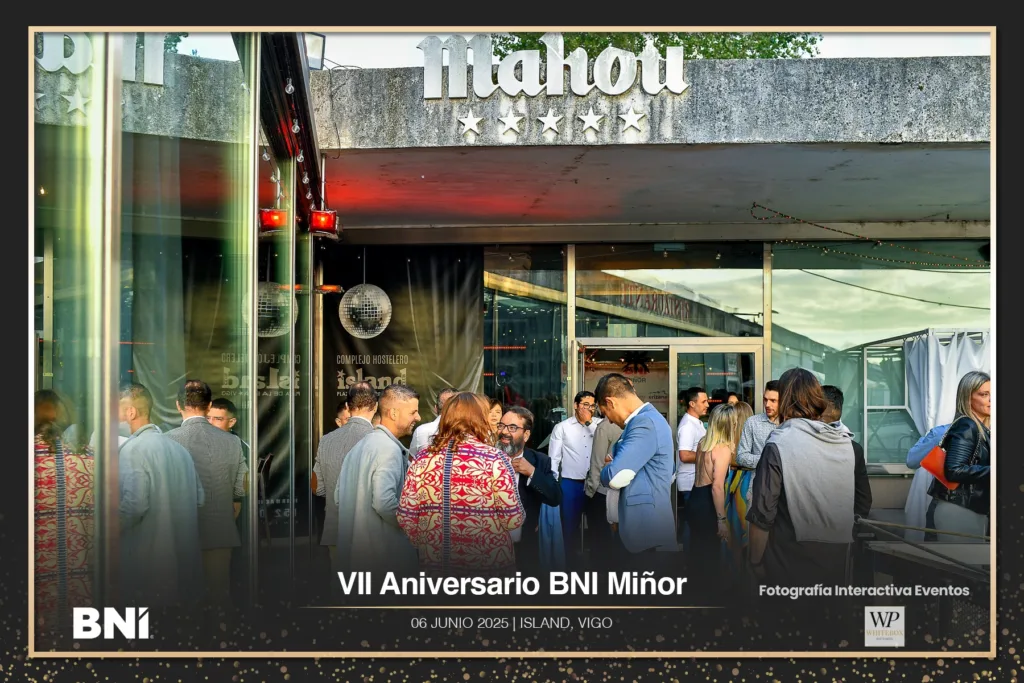 Foto general de los asistentes en el exterior del Island Club de Vigo durante en VII Aniversario del grupo BNI Miñor.