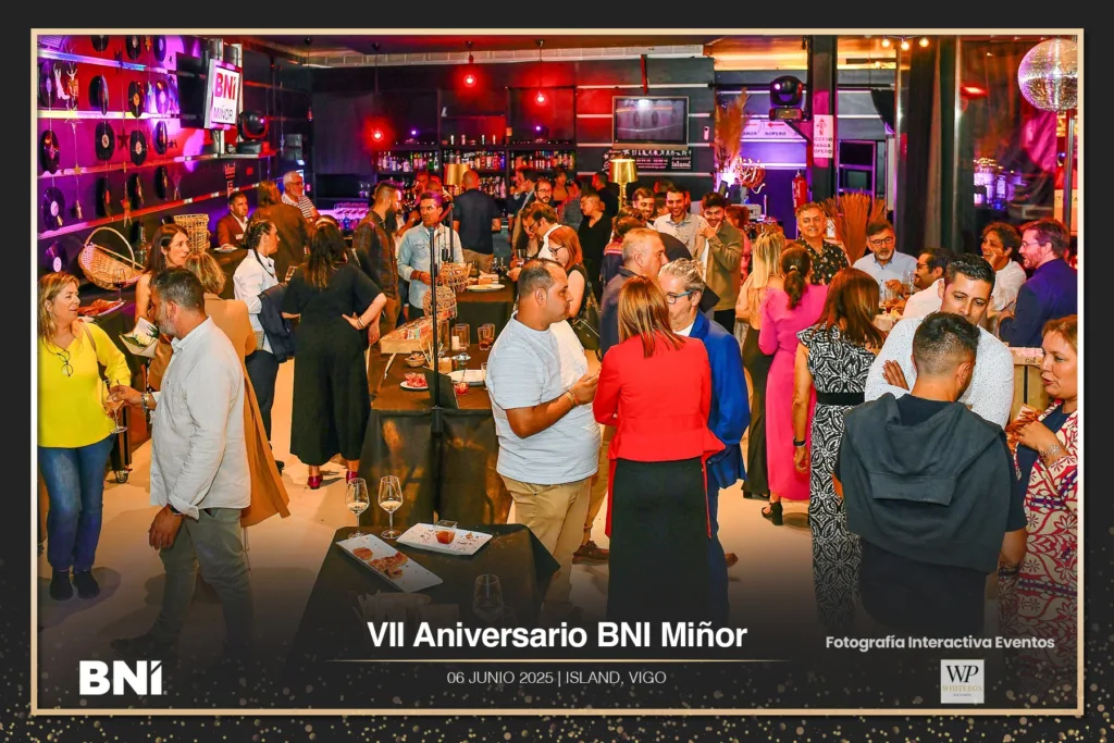 Foto panorámica dei interior del Island Club con los asistentes durante el evento corporativo VII Aniversario BNI Miñor.