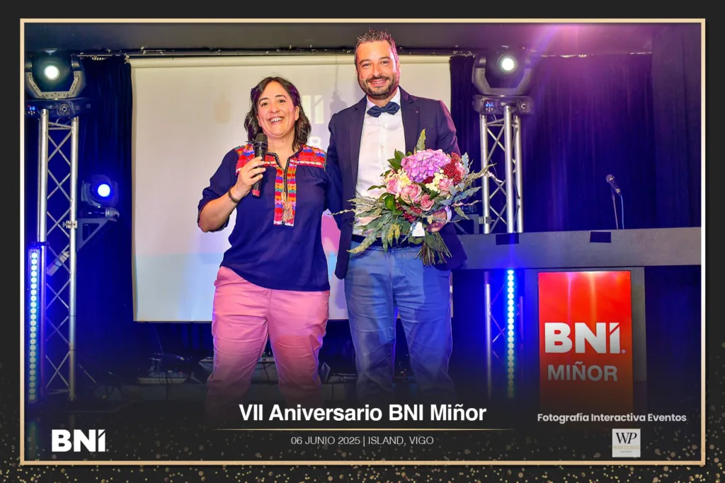 Foto de los presentadores del evento VII Aniversario BNI Miñor en el local Island Club de Vigo