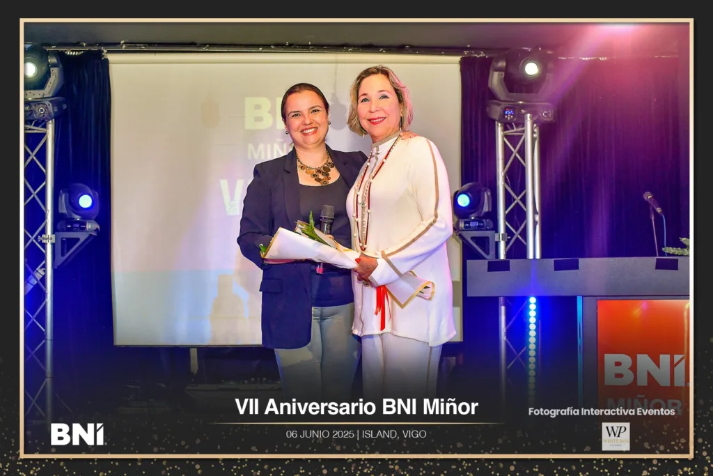 Susana Carnero Entrega A Amelia Rodriguez El Pin Conmemorativo Por Sus Cinco Años En El Grupo.