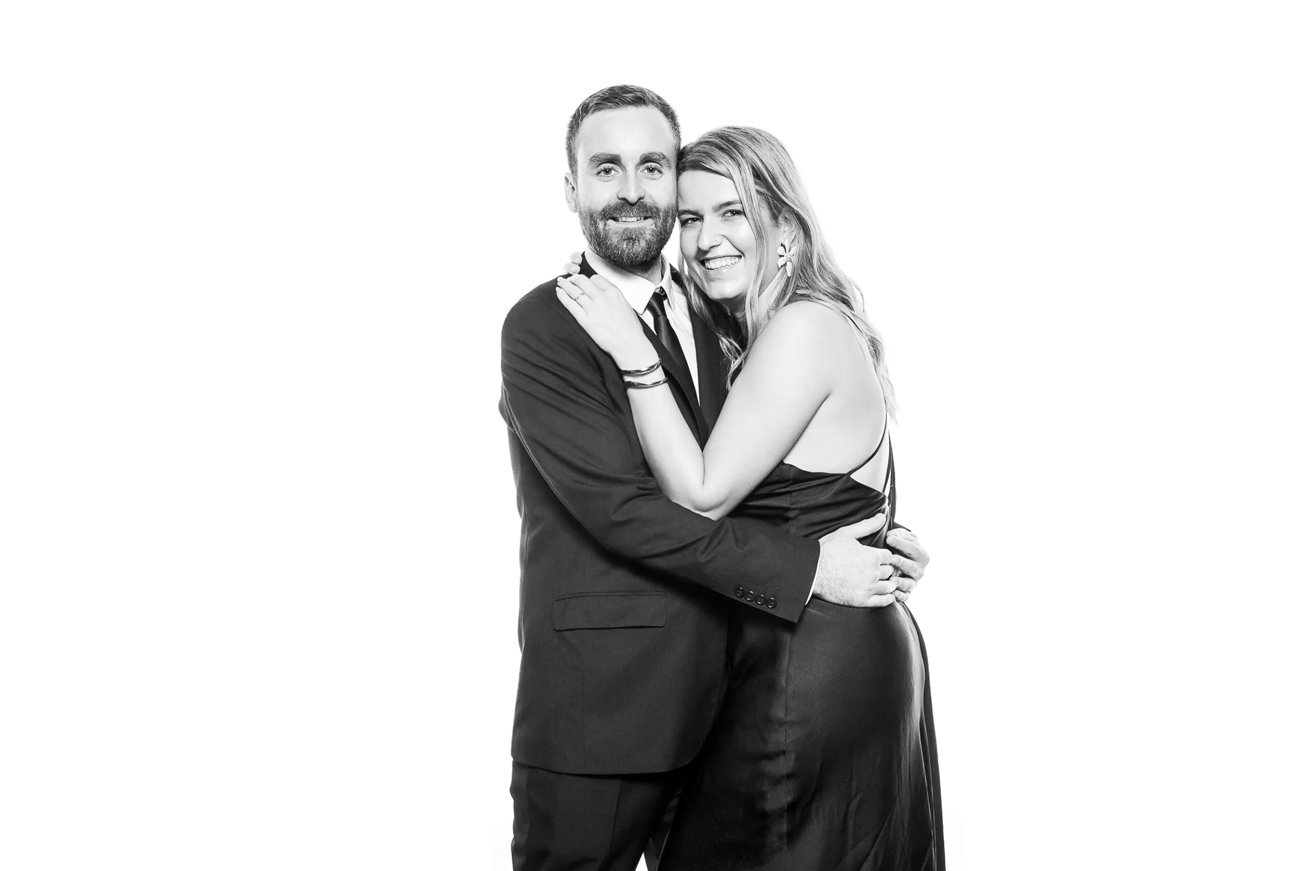 Pareja posando en la estación de retratos de whitebox portraits: retratos premium para bodas y eventos