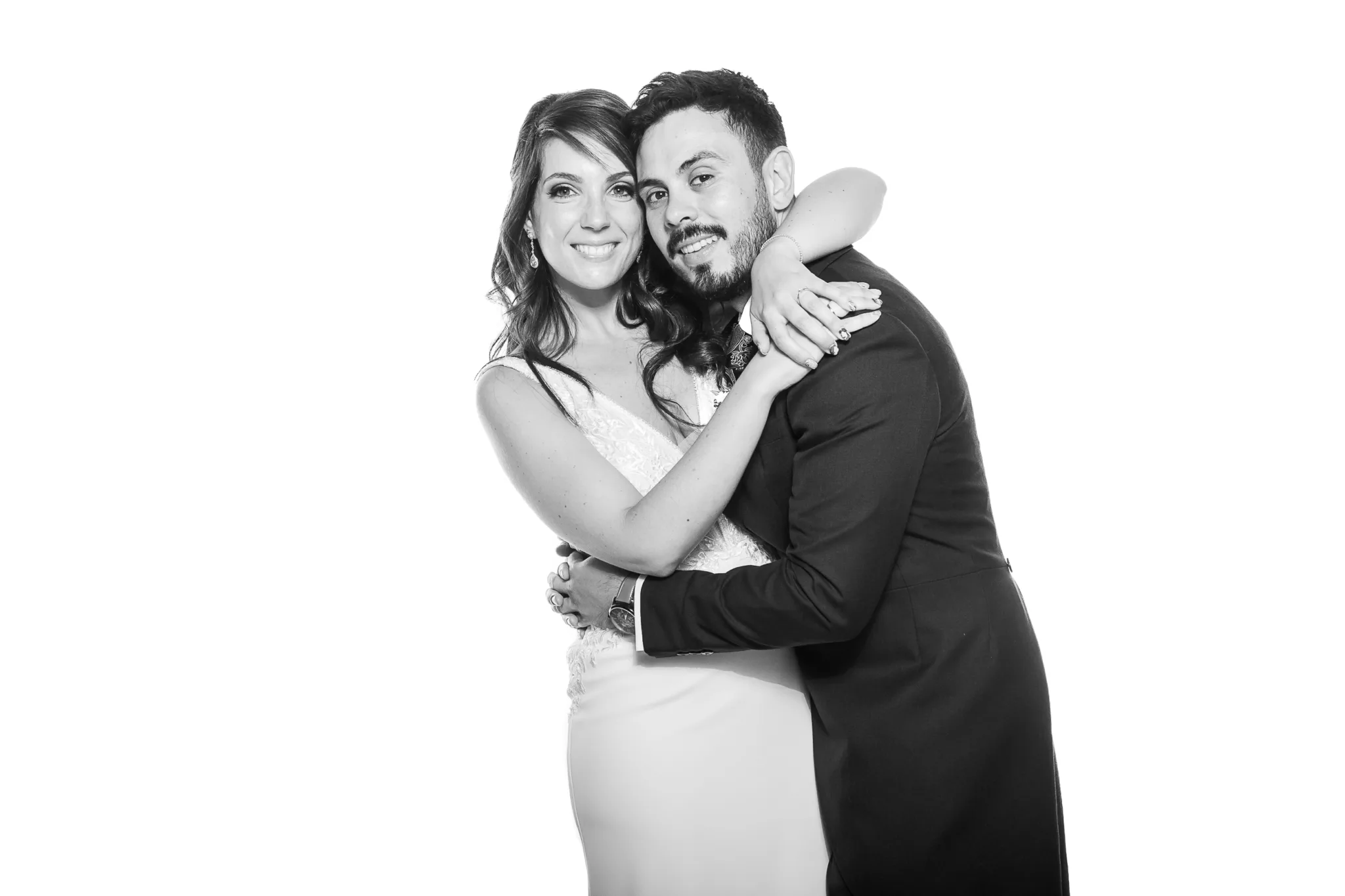 Novios en una boda posando en la Estación de Retratos de Whitebox Portraits con fondo blanco retroiluminado, mostrando fotos de boda que emocionan años después