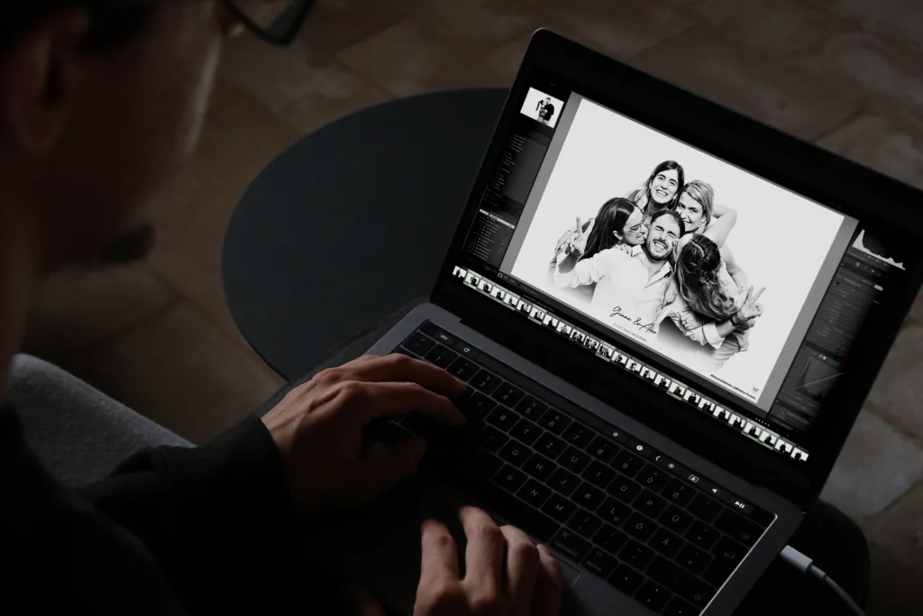 Macbook editando las fotos de la estación de retratos en una boda