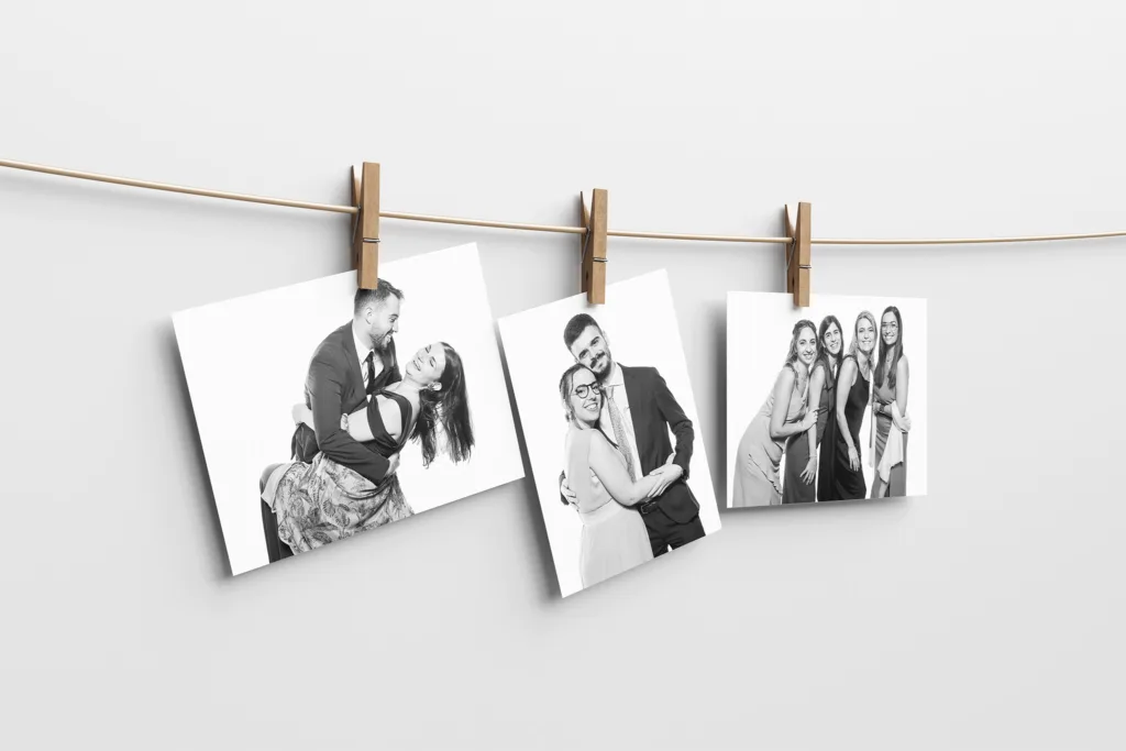 Retratos impresos en blanco y negro de la estación de retratos en bodas entregados a invitados.