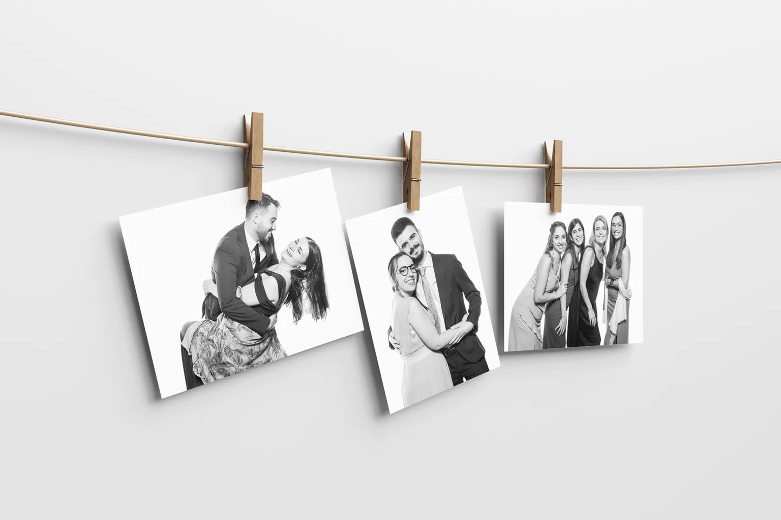 Retratos impresos en blanco y negro de la estación de retratos en bodas entregados a invitados.