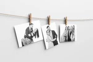 Retratos impresos en blanco y negro de la estación de retratos en bodas entregados a invitados.
