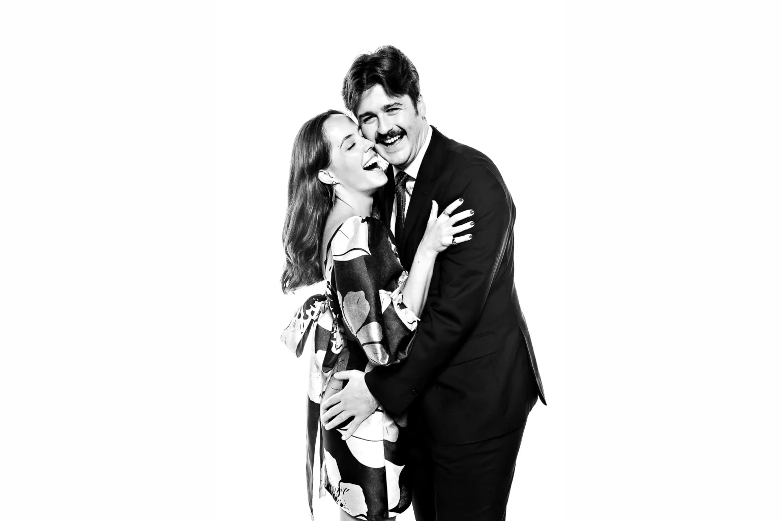 Fotomatón editorial en blanco y negro durante una boda elegante en Galicia