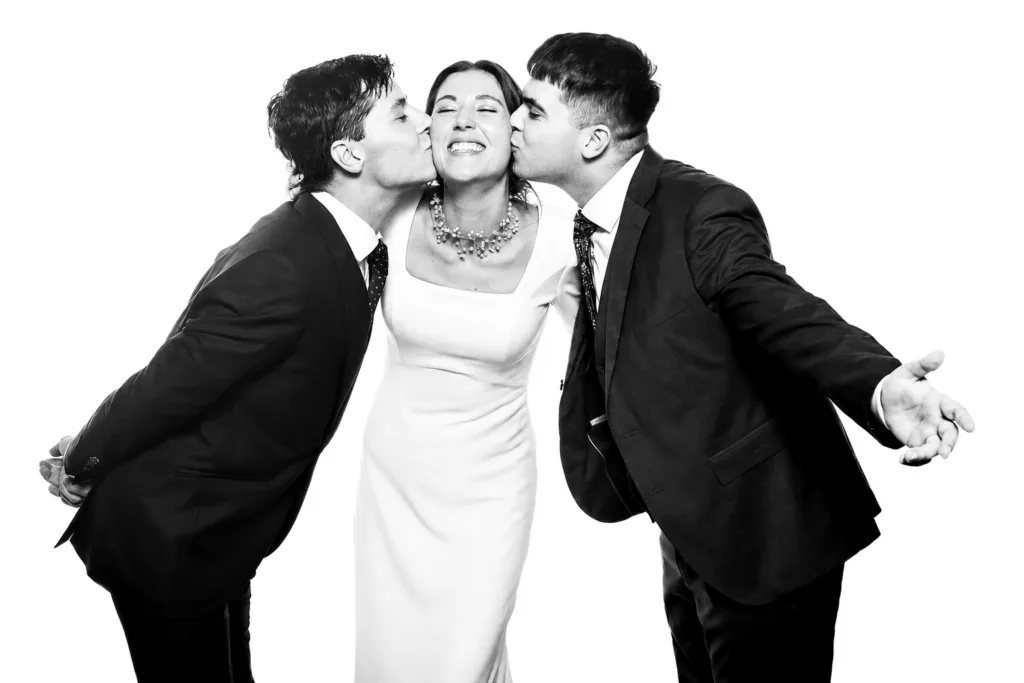 Glam booth editorial en blanco y negro durante una boda en Galicia