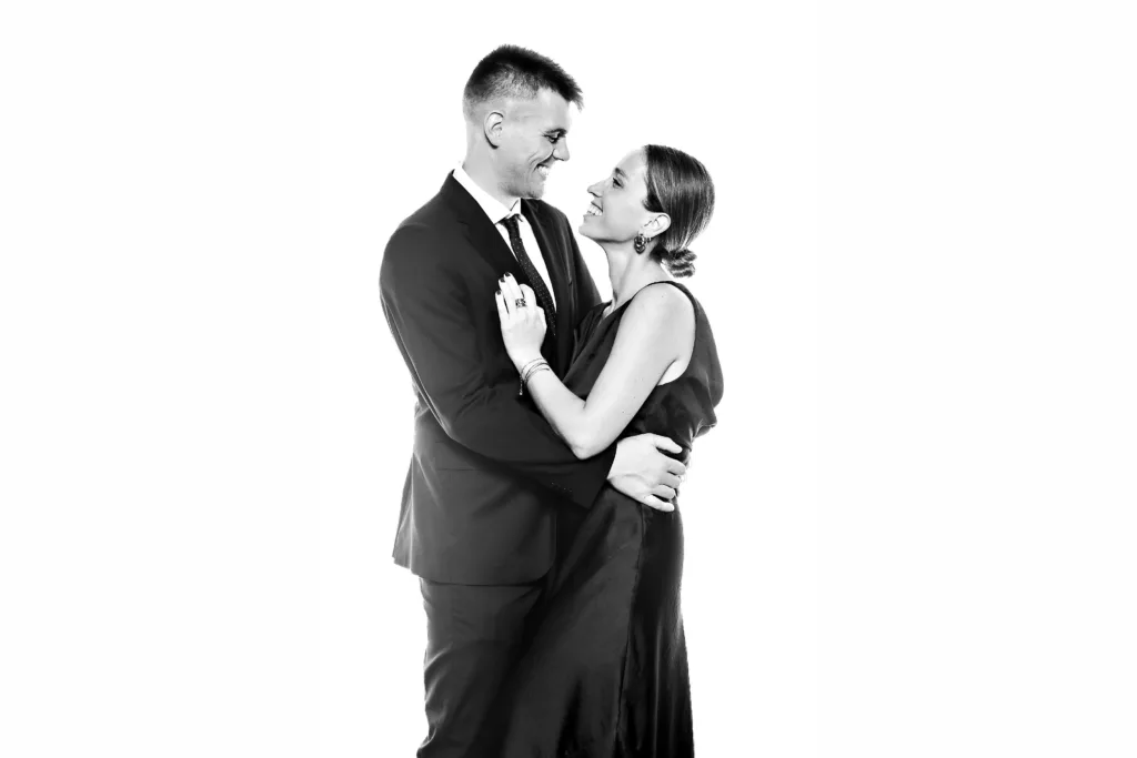 Retrato editorial de pareja en blanco y negro durante una boda elegante
