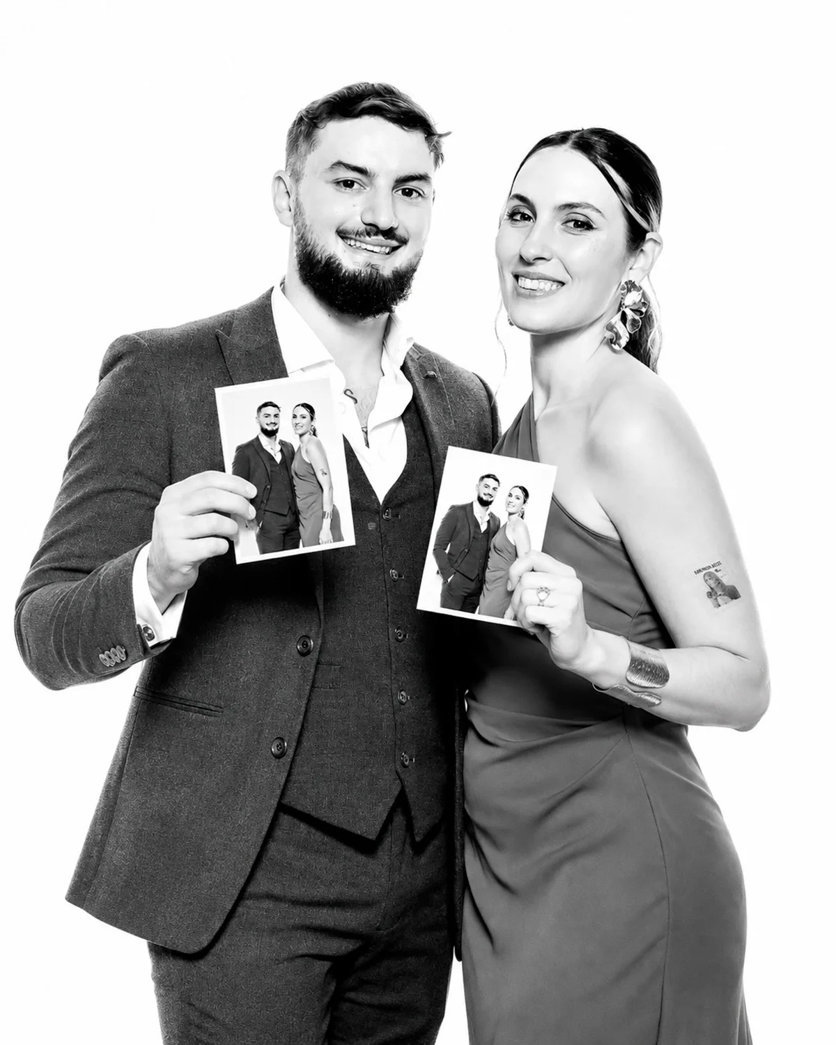 Invitados de boda con su retrato impreso de Whitebox Portraits